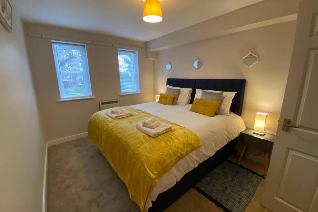 Marie's Serviced E, 2bedroom City With River View Apartment Bedford